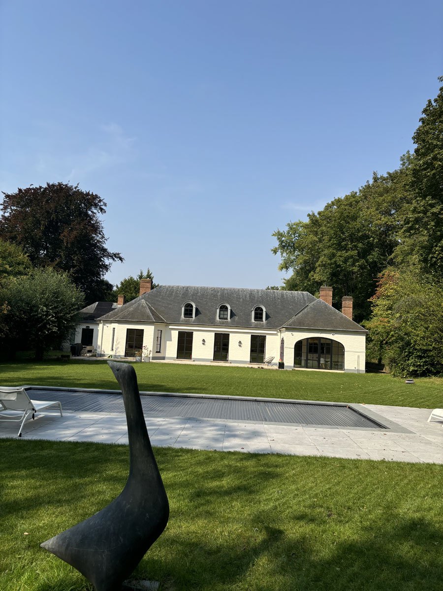 Grand jardin arboré entretenu par La Feuille d’Or