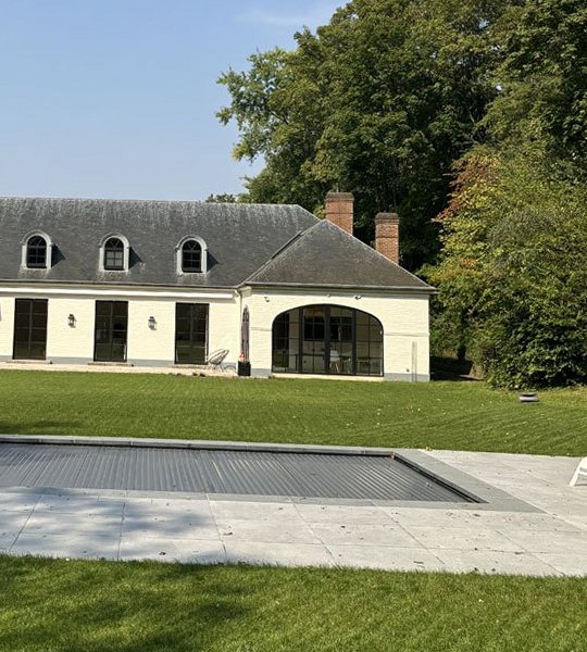 Grand jardin avec piscine entretenu par La Feuille d’Or