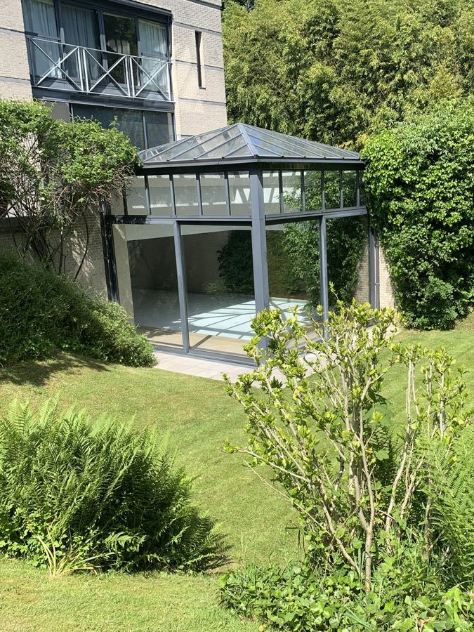 Jardin en pente et véranda vitrée